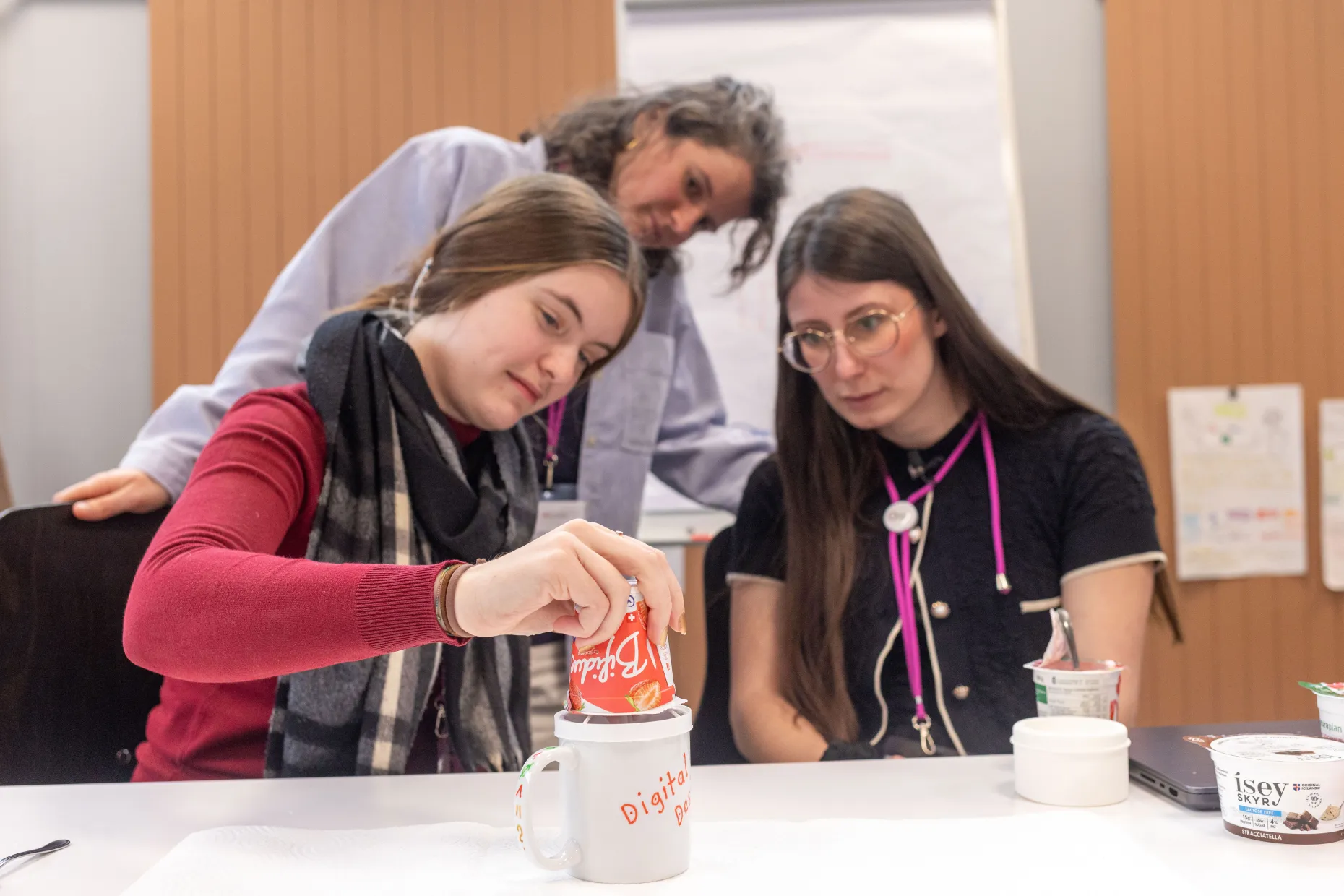 Das Ziel dieser Gruppe: einhändig einen Yoghurtbecher öffnen